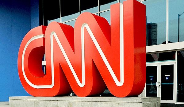 Ведущая CNN упала в обморок в прямом эфире - ВИДЕО